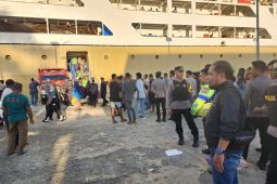 Polisi kawal  surat suara ke gudang KPU Tual dan Malra