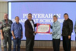 Indah Kiat salurkan puluhan bea siswa di dua kampus negeri Banten