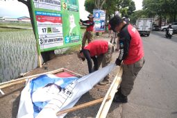 Bawaslu dan Satpol PP Garut terus menertibkan APK yang langgar peraturan