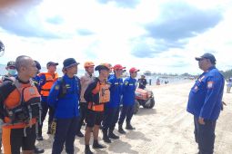 Ribuan pengunjung padati Pantai Manggar saat libur Natal