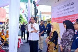 Presiden Jokowi berikan bantuan tunai di Kantor Pos Genteng Banyuwangi