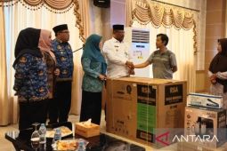 Dinas KUKM Babel serahkan bantuan alat produksi untuk 186 UMKM