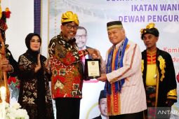 Sultan Buton kukuhkan Gubernur Maluku sebagai kerabat sesepuh Kesultanan