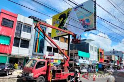 Bawaslu Rejang Lebong turunkan alat peraga kampanye melanggar aturan