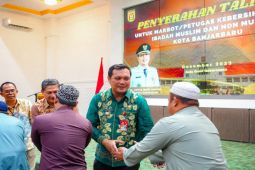 Wali Kota Aditya bantu petugas kebersihan rumah ibadah
