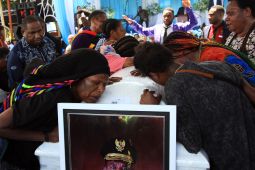 Hujan, pemakaman mantan Gubernur Papua Lukas Enembe ditunda