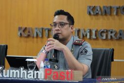 Kantor Imigrasi Denpasar periksa dua WNA Australia buka praktik pengobatan