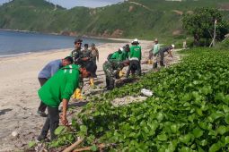 Jelang tahun baru, TNI bersihkan kawasan Pantai Torok Lombok Tengah