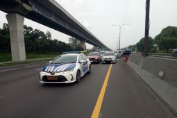 "Contraflow" di ruas jalan Tol Jakarta-Cikampek diterapkan untuk atasi kepadatan