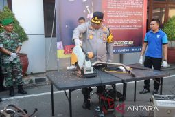 Polres Pamekasan musnahkan puluhan knalpot brong hasil operasi