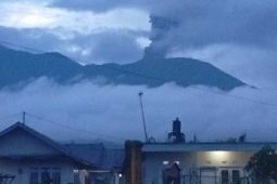 Gunung Marapi Sumbar erupsi lagi diiringi bunyi dentuman keras