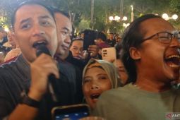 Malam tahuh baru, Cak Eri nyanyi bersama warga di Taman Surya