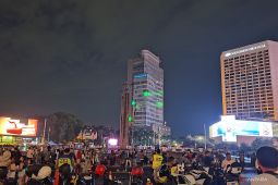 Warga penuhi kawasan Bundaran HI jelang Tahun Baru 2024