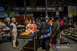 Evakuasi pasien rumah sakit usai gempa di Kabupaten Sumedang