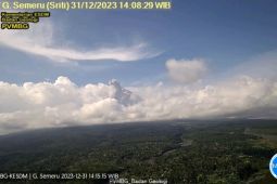 Semeru dua kali erupsi disertai luncuran awan panas