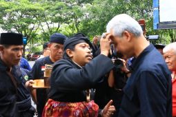 Laskar Sasak berikan "sembek" kepada Ganjar Pranowo