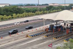 Petugas mulai berlakukan rekayasa "contraflow" di Tol Jakarta-Cikampek