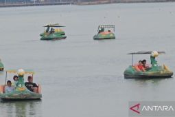 Warga padati Danau Sunter dan Waduk Pluit saat liburan tahun baru