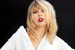 Taylor Swift beri semangat pada Travis Kelce di kejuaraan AFC 2024