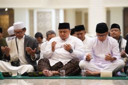 Atang Trisnanto berdzikir dan bermuhasabah dengan warga di Masjid Agung saat malam Tahun Baru