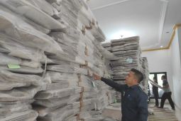 KPU Paser melakukan pengepakan logistik pemilu untuk didistribusikan