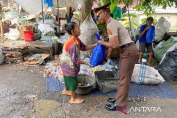 Taruna Akpol blusukan di Bogor bagikan bantuan untuk warga