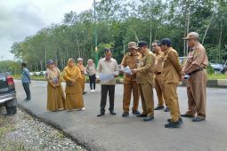 Penyelesaian pintu gerbang jalan Nan Sarunai Tabalong molor