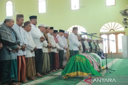 Pj Gubernur Babel ikut salatkan jenazah ayahanda 'Atok Kulop"