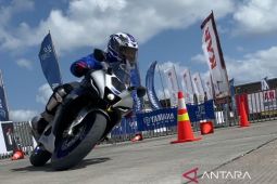 Jadi bagian keseruan bLU cRU Experience Day, rasakan riding experience R15 Connected di Mandalika