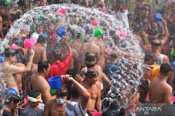 Tradisi perang air Desa Suwat di Bali