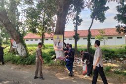Bawaslu dan Satpol PP Jember tertibkan ribuan alat peraga kampanye