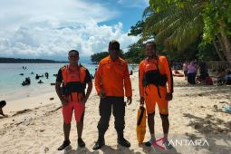 Personel Basarnas bersiaga di sejumlah destinasi wisata Manokwari