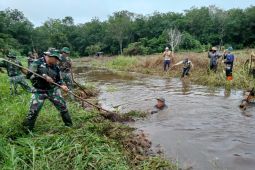 Koramil 1001-05/Lampihong bersihkan saluran air cegah Batingsor