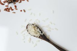 Air beras bagus untuk kesehatan rambut? Ini kata pakar dermatologi