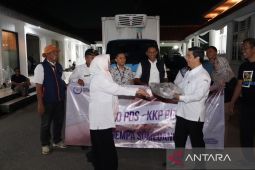 KKP memberikan bantuan 1,6 ton ikan beku ke korban gempa Sumedang