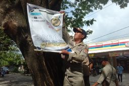 Akibat langgar aturan, Bawaslu-Satpol PP Ambon tertibkan apk pada lima kecamatan