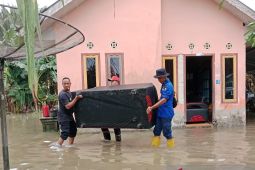 Personel BPBD Belitung bantu evakuasi korban banjir