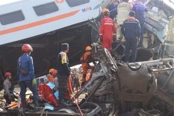 Basarnas evakuasi korban kecelakaan tabrakan dua kereta api di Bandung
