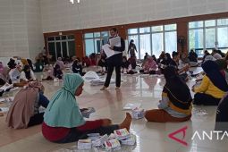 KPU Bangka Tengah bayar Rp450 per surat suara bagi tenaga pelipat