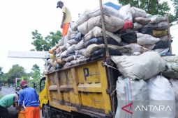 Petugas pengangkut sampah di Purwakarta enam tahun tidak naik gaji