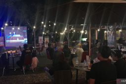 Tak ada proyektor, warga manfaatkan mobil Bawaslu untuk nobar debat