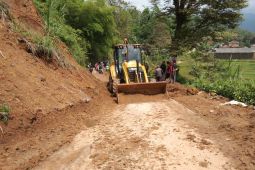 Jalan Banjarwangi di Garut terdampak longsor sudah bisa dilintasi kendaraan