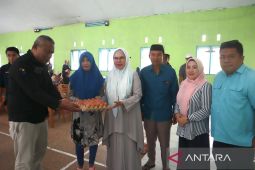 Pemkab Bone Bolango serahkan bantuan untuk 180 keluarga miskin ekstrem