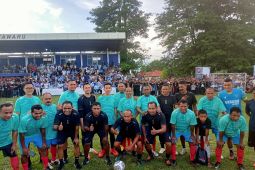 Gibran unjuk kebolehan main sepak bola di kampung bola Tulehu Maluku