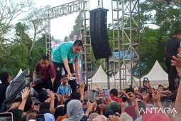 Cawapres Gibran bagi-bagi susu dan gantungan kunci untuk warga Malteng