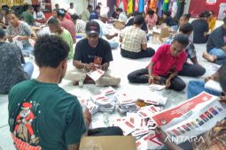 KPU Manokwari libatkan ratusan orang sortir dan lipat surat suara