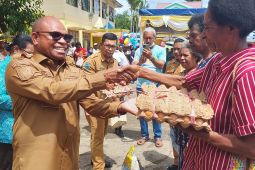 Pemkot Sorong salurkan 850 paket sembako murah di Sorong Utara