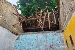 Angin puting beliung dan longsor landa sejumlah kecamatan di Sukabumi pada Selasa,