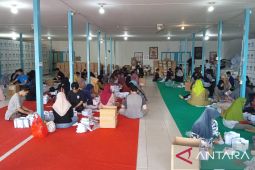 KPU Kapuas Hulu sortir dan melipat surat suara pilpres dan DPD