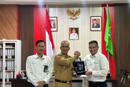 PLN beri penghargaan kepada Pemkot Singkawang bayar listrik tepat waktu